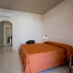 Tritone 4* Λίπαρι