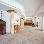 Ξενοδοχείο Tritone 4*